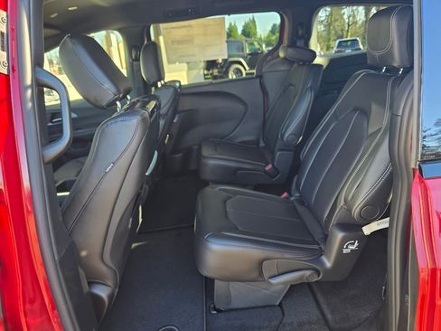 New 2026 Chrysler Pacifica Select image 11