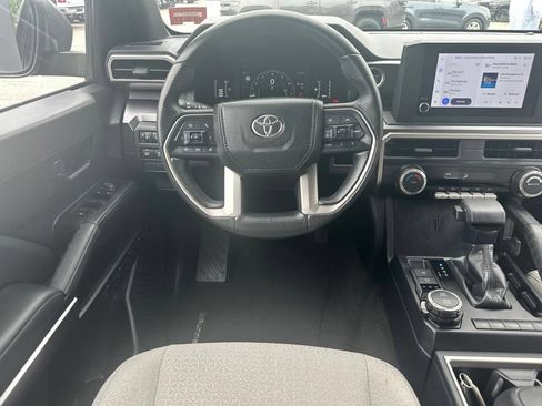 Used 2025 Toyota 4Runner SR5 AWD/4WD image 17