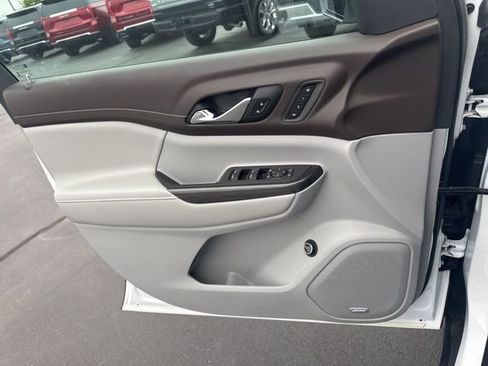 Used 2020 GMC Acadia SLT w/ Premium Package image 17