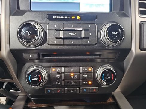 Used 2016 Ford F150 Platinum w/ Equipment Group 701A Luxury AWD/4WD image 25