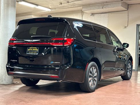 New 2026 Chrysler Pacifica Select image 5