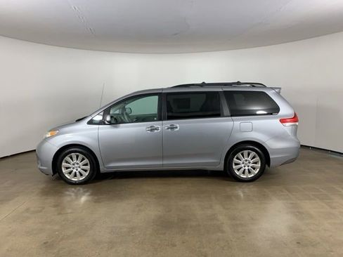Used 2013 Toyota Sienna XLE AWD/4WD image 17