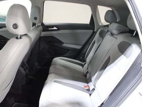 Used 2022 Volkswagen Taos SE w/ Panoramic Sunroof Package FWD image 22