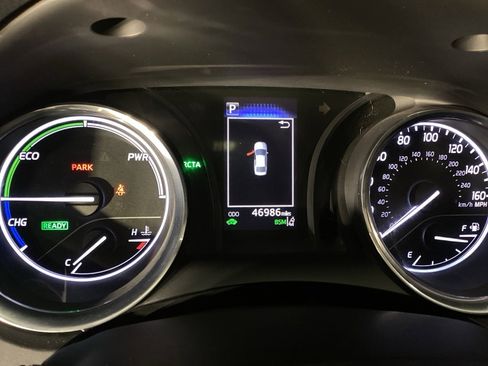 Used 2020 Toyota Camry SE w/ Sunroof Package image 11