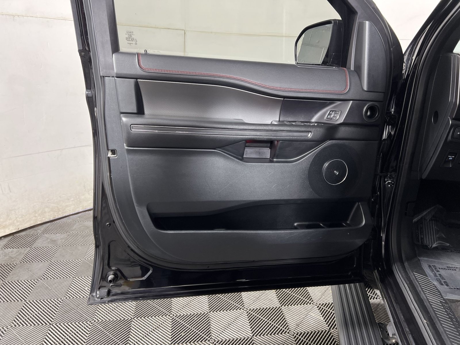 Used 2019 Ford Expedition Limited w/ Equipment Group 303A AWD/4WD image 14