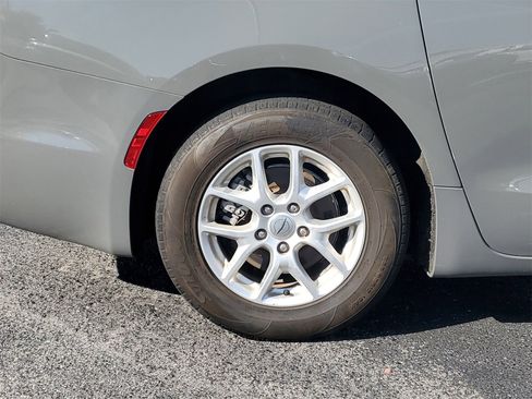 Used 2022 Chrysler Pacifica Touring-L image 5