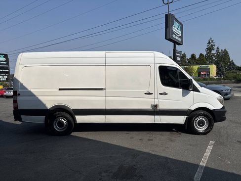 Used 2014 Mercedes-Benz Sprinter 2500 image 9