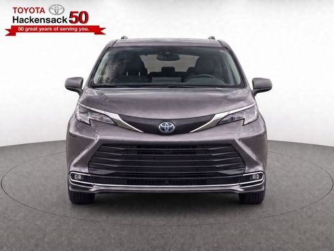 Used 2024 Toyota Sienna XLE w/ XLE Plus Package AWD/4WD image 5