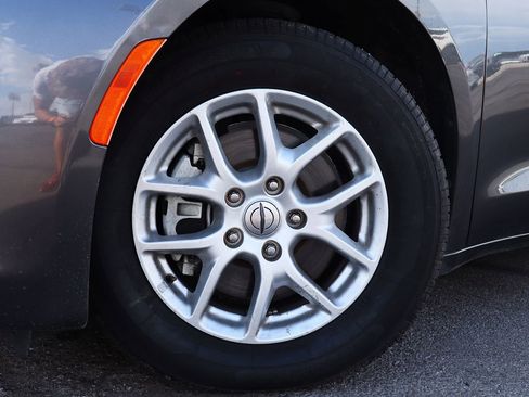 Used 2021 Chrysler Voyager Lxi image 5