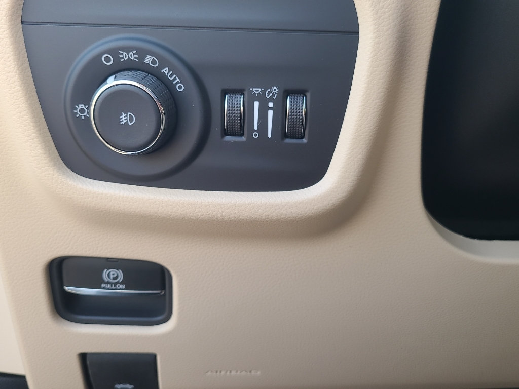 New 2026 Jeep Grand Cherokee Limited w/ Luxury Tech Group II AWD/4WD image 14