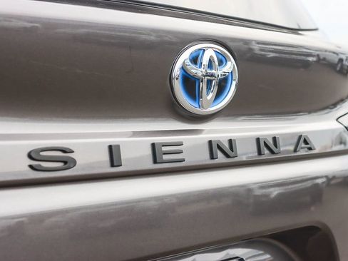 Used 2023 Toyota Sienna LE image 9