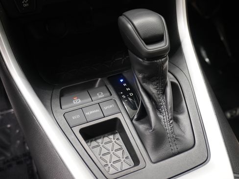 Used 2020 Toyota RAV4 XLE FWD image 21