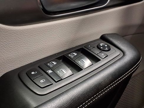 Used 2021 Chrysler Pacifica Touring-L w/ Uconnect Theater Family Group image 32