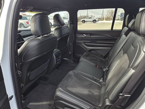 Used 2024 Jeep Grand Cherokee L Laredo image 11