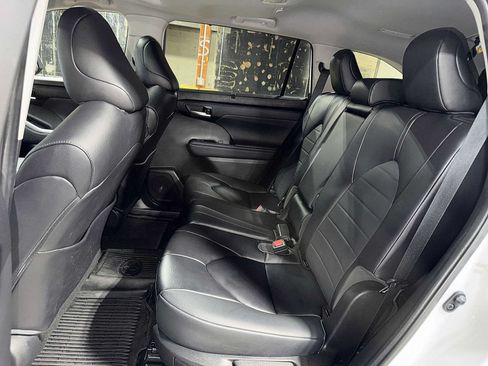 Used 2023 Toyota Highlander XLE AWD/4WD image 17