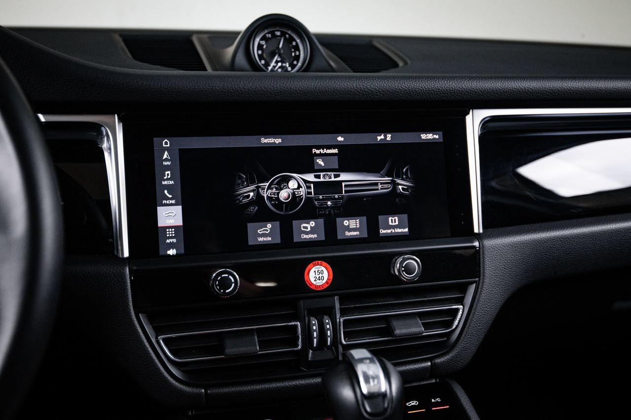 Certified 2023 Porsche Macan AWD/4WD image 18