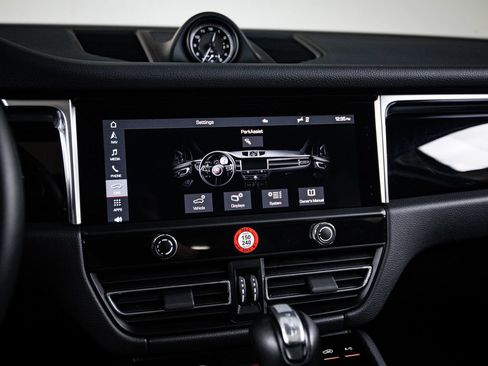 Certified 2023 Porsche Macan AWD/4WD image 18