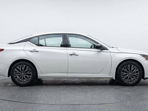 Used 2025 Nissan Altima 2.5 SV FWD image 11