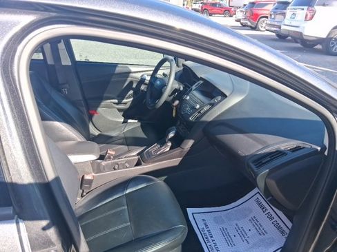 Used 2018 Ford Focus SE w/ SE Appearance Package image 16