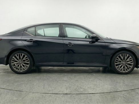 Used 2025 Nissan Altima 2.5 SV FWD image 11