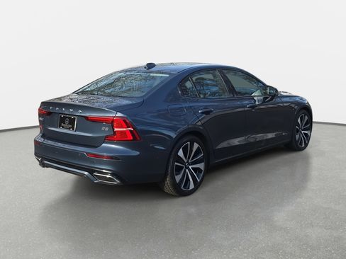 Used 2022 Volvo S60 B5 Momentum w/ Climate Package image 5