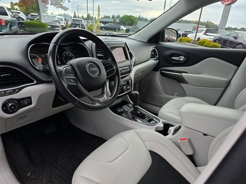 Used 2020 Jeep Cherokee Latitude Plus image 11