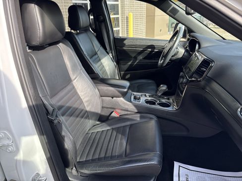 Used 2019 Jeep Grand Cherokee Limited X image 32