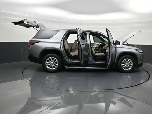 Used 2023 Chevrolet Traverse LS FWD image 33