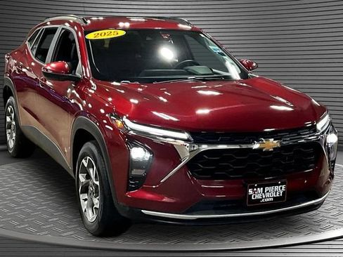 Certified 2025 Chevrolet Trax LT w/ LT Convenience Package FWD image 3