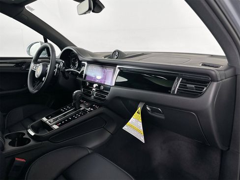 Certified 2025 Porsche Macan image 23