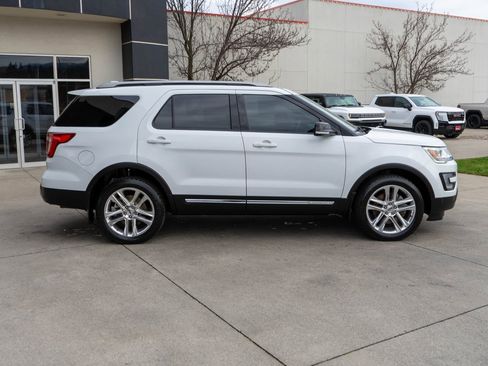 Used 2017 Ford Explorer XLT w/ Equipment Group 202A image 8