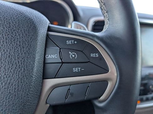 Used 2017 Jeep Grand Cherokee Overland image 13