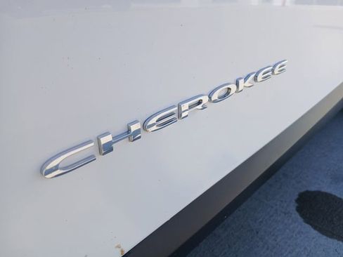 Used 2019 Jeep Cherokee Limited FWD image 10