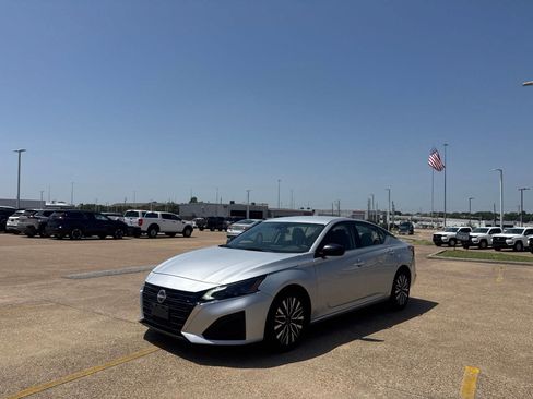 Certified 2025 Nissan Altima 2.5 SV FWD image 9