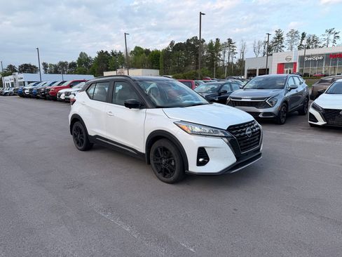 Used 2023 Nissan Kicks SR w/ SR Premium Package image 3