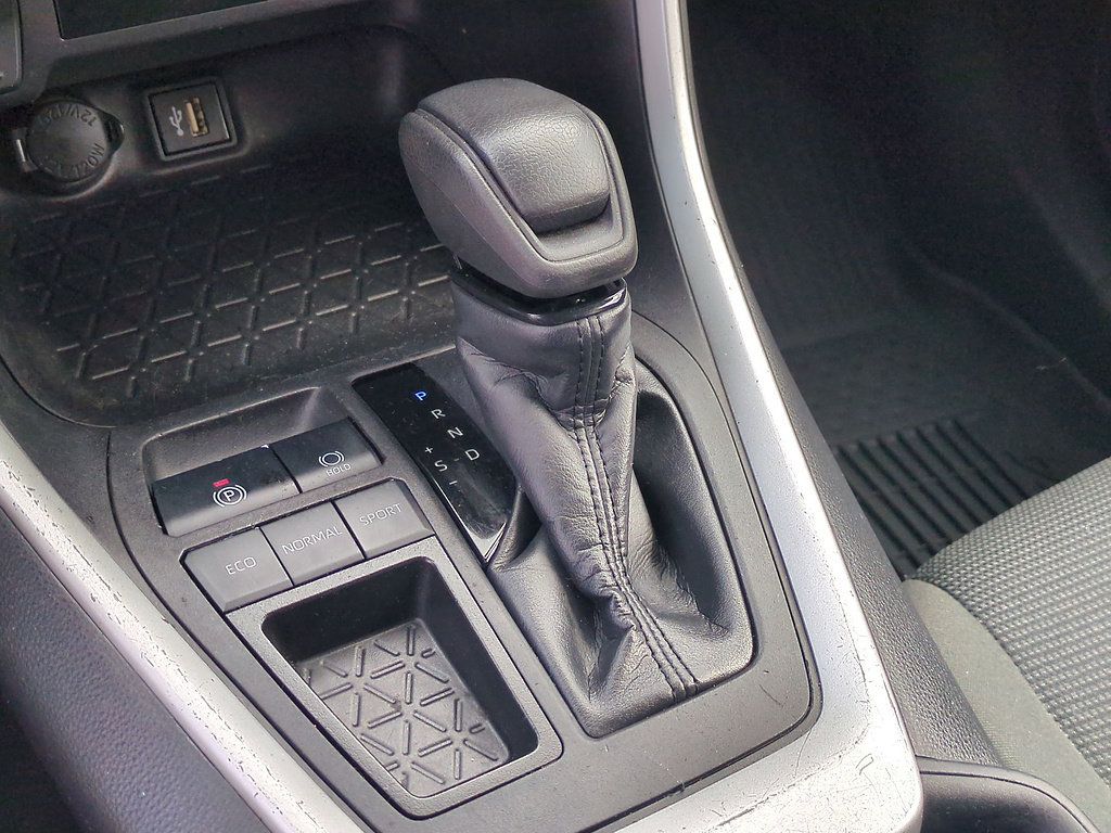 Used 2024 Toyota RAV4 LE FWD image 25