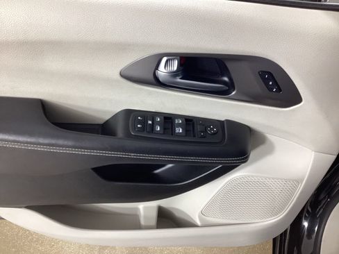 Used 2022 Chrysler Pacifica Touring-L FWD image 13