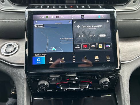 Used 2023 Jeep Grand Cherokee Limited w/ Black Appearance Package image 28