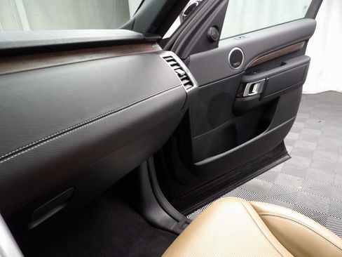 Used 2024 Land Rover Discovery Dynamic SE image 10