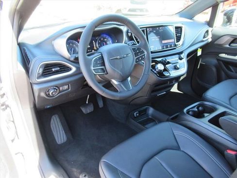 New 2026 Chrysler Pacifica Select FWD image 15