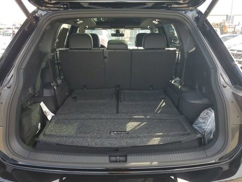 Used 2024 Volkswagen Tiguan SE R-Line image 9