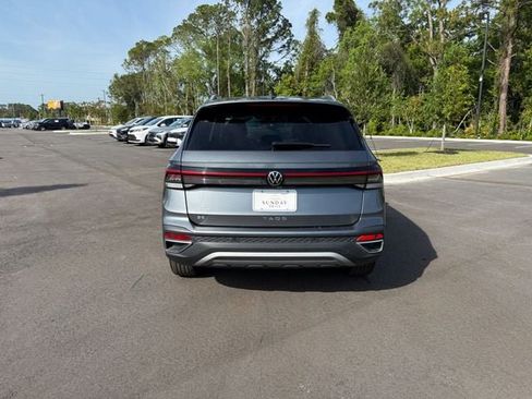 Used 2025 Volkswagen Taos SE FWD image 4