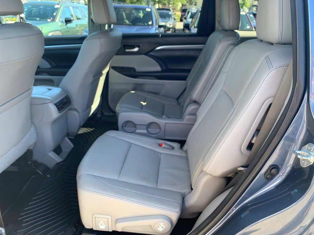 Used 2017 Toyota Highlander Limited Platinum w/ Carpet Mat Package AWD/4WD image 18