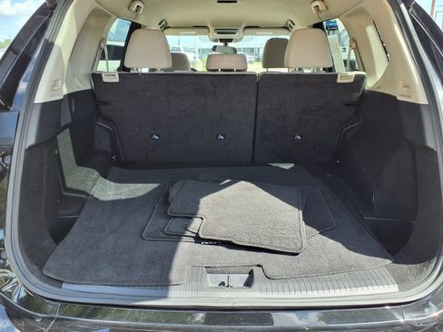 Used 2025 Nissan Rogue SV FWD image 9