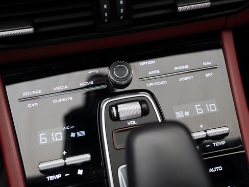 Certified 2023 Porsche Cayenne Platinum Edition image 35