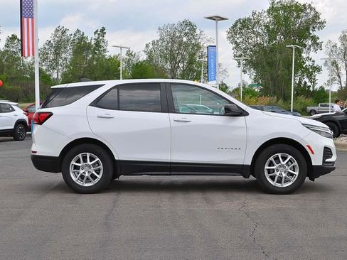 Used 2024 Chevrolet Equinox LS w/ LS Convenience Package AWD/4WD image 2