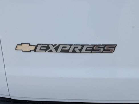 Used 2018 Chevrolet Express 2500 w/ Driver Convenience Package RWD image 13