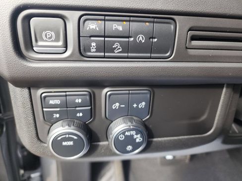 Used 2023 Chevrolet Suburban Premier image 16