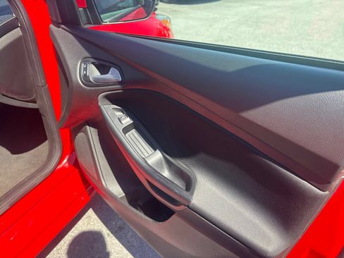 Used 2016 Ford Focus SE w/ SE Sport Package FWD image 18