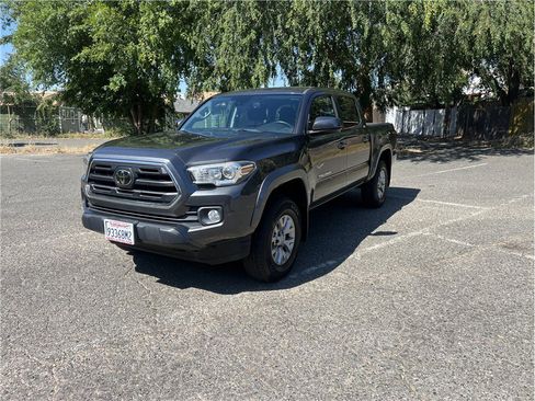 Used 2018 Toyota Tacoma SR5 RWD image 3